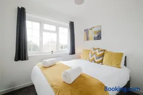 Spacious 4 Bedroom Home With Free Parking - Image 3