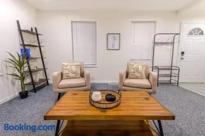 Saratoga Serenity: Charming Rental Nearby Downtown - Image 1
