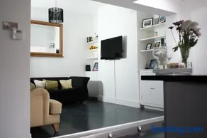 Gorgeous 3 Bedroom Victorian Townhouse - Image 2