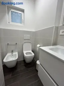 Lake Home Apartments - Image 4