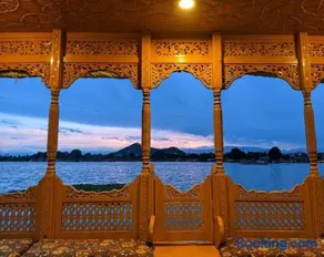 The Martin's Houseboat - Image 3