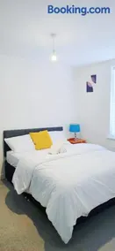 Lovely accomodation with free parking & WiFi - Image 2