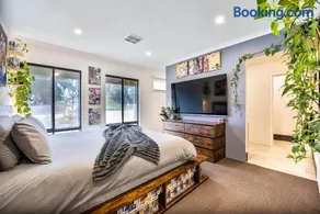 King Suite with Private Ensuite - Image 2