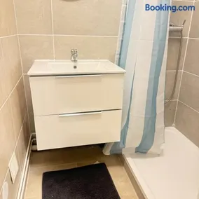 2 Independent Studios 5 People RER B Paris CDG - Image 1