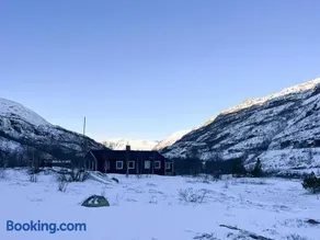 Remote Cabin With Hot Tub Near Vettisfossen - Image 2