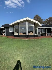 Lovely Holiday Home With Water View - Image 4