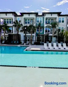 LuXury Stay | Pool + Gym + Fast Wi-fi - Image 4