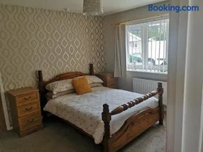 En-suite Bedroom in a quiet bungalow - Image 2