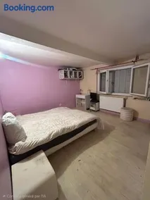 Spacious house with garden, parking, and relaxation area - Image 3