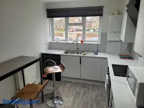 RentUnique Nimrod House 2 bed ample parking - Image 3