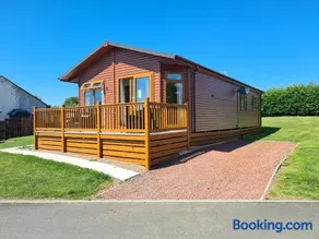 Mildreds Lodge with Hot Tub - Image 1