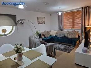 2 bed GF Docklands Apartment - Free Parking for 1 car - Image 4