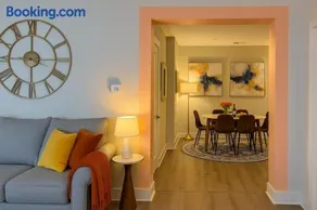 5 Beds 1500 Sq ft Walkable Kitchen 1 and a half Bath - Image 1