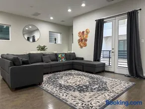 3BR Gated Townhome Near Med Center & Downtown - Image 3