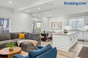 Thalia Bright Designer Home 12 Min To Falls - Image 1
