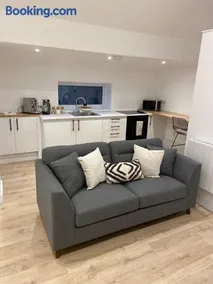 The Lodge Hideaway in Cowes - Image 2
