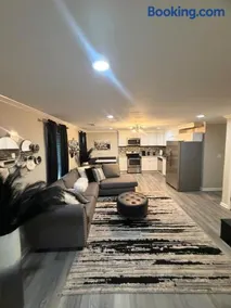 Modern Comfortable 1 Bedroom - Image 1