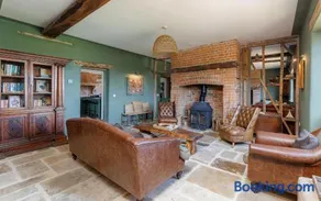 The Farmhouse at Nunwell - Historic 5-Bedroom Farmhouse on Private Estate with Fire Pit & Parkland - Image 1