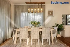 Merlin - Luxury Riverfront Escape, Walk to Beach - Image 2