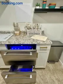 Stylish Studio with Kitchenette - Image 4