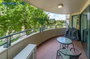 Central 2-bed Apartment with Gym and Spa - Image 2