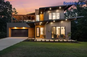 Lookout Chalet NEW Build huge Party Deck Hot Tub and Trail Access - Image 1