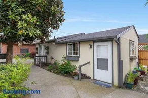 Spacious Retreat with guest house, game room, parking in N Tacoma - Image 3