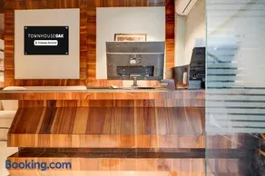 Super OYO Townhouse Oak CSJMU Kanpur Formerly Shree Dev Villa - Image 3