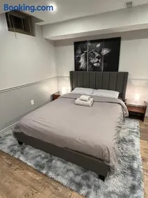 Modern, basement apartment, close to airport - Image 4
