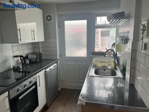 4 bed bright house, garden,parking near city centre - Image 4