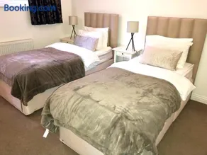 Superbly located 2 bedroom luxury apartment - Image 5
