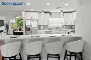 Stadium Sunflower Miramar home, 3 bd, 2 ba - Image 1