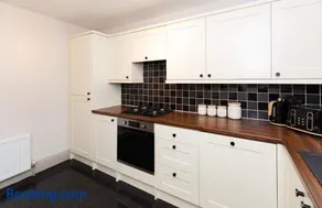 Luxury two bed inc hot-tub and Free Parking - Image 2