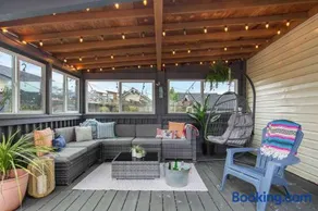 Spacious Retreat with guest house, game room, parking in N Tacoma - Image 2