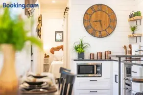 The Woods- Container Tiny House 12 min to Magnolia/Baylor/Downtown - Image 1