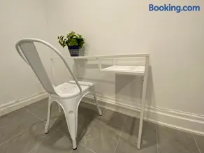 Yorkmills and Bayview !B Spacious and Stylish Private Bdr with Shared Bathroom - Image 4