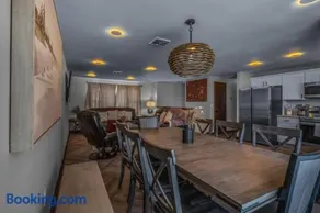 29 - Modern 5 Bedroom 2 Bath - Image 3