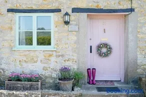 18th Century Thatched Cottage Parking & Garden - Image 2