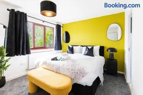 Modern 4-Bed House in Central Telford with Parking, Contractor Friendly - Image 2