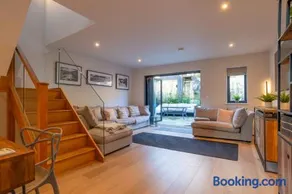 Luxury, stylish brand new house, fabulous location - Image 5