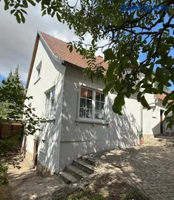 Ferienhaus für Familientreffen mit großem Garten, 4 Schlafzimmer, 2 Bäder, Parkplätze - Image 1