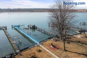 Lakeside Bliss 2BR, 1BA with All Modern Comforts - Image 5