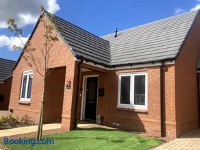 Robins Nest Luxury Bungalow - Image 1