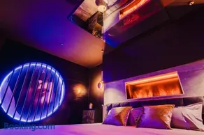 Love Room Les Private Places - Lit King Size et Jacuzzi Privé - Image 3
