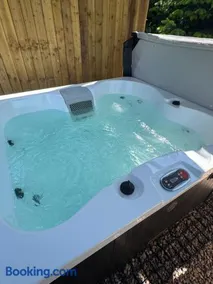 unique sheperds hut private hot tub, ensuite & kitchenette - Image 2