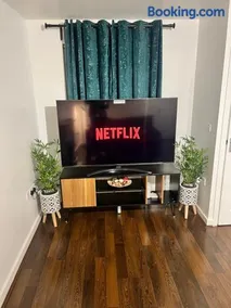New Manchester City Getaway House with 2 FREE Parking - Image 3