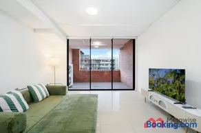 MetaWiseBnB 2BR Near Airport Parking Sleeps 6 - Image 2
