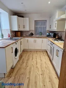 Large Victorian Townhouse - Image 2