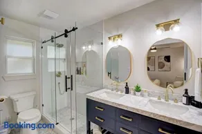 Custom Designer Home. Sleeps 9. Close to domain Q2 - Image 3