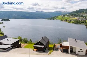 Stunning Lakefront Apartment with Panoramic Views - Image 4